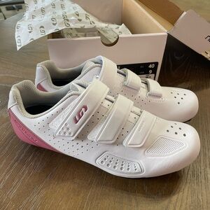Women’s bicycling shoes - brand new in the box